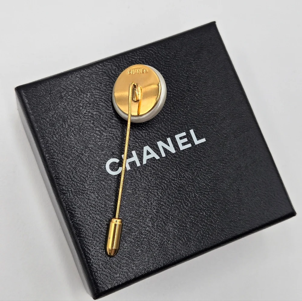 #29 / 90's Vintage - Chanel Classic Gold Plated CC Faux Pearl Pin - Vintage - Picture 5 of 9
